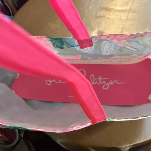EUC 2 LILLY PULITZER TOTES & 1 LULULEMON TOTE plus a Bonus Lp Tote!! - Picture 10 of 12